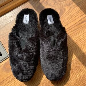 Toms Women Slipper Shoes Size 6.5 Black Fuzzy Casual Lounge Footwear